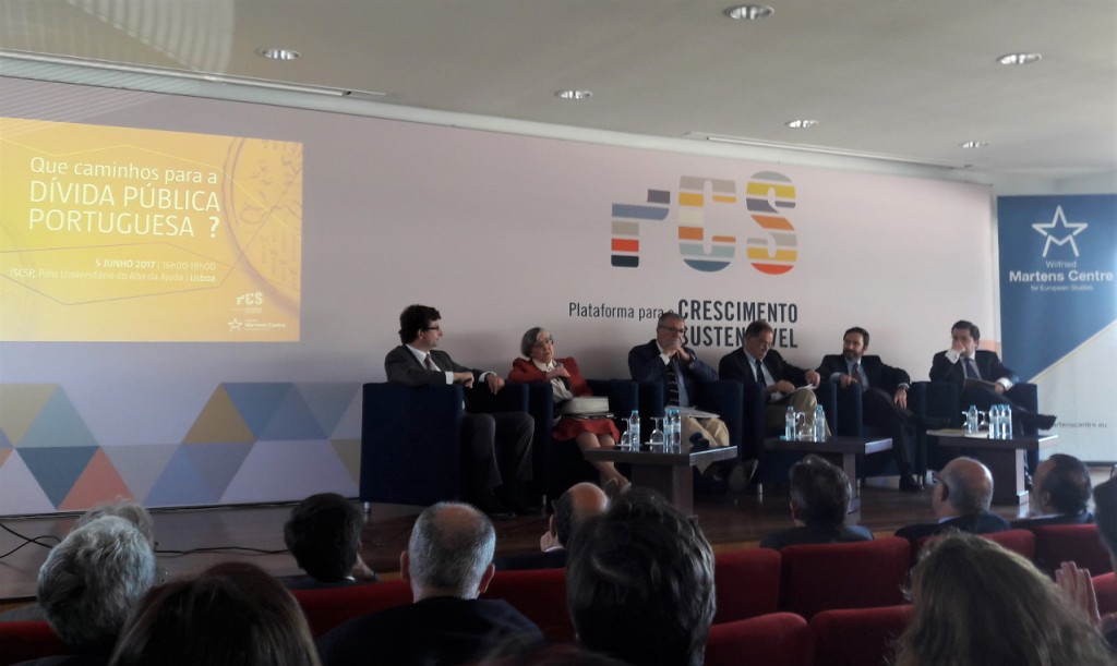 Teodora Cardoso participa em mesa redonda sobre a dívida